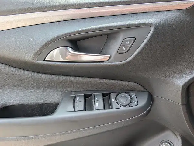 2025 Buick Envista Avenir- Adv Safety Pkg - Power Moonroof dans Autos et camions dans Barrie - Image 33