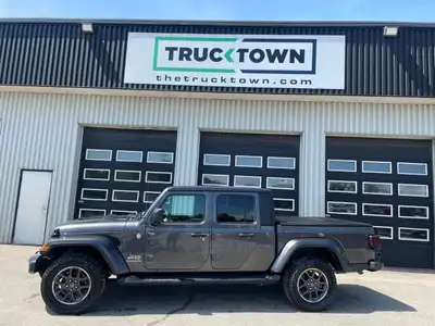 2021 Jeep Gladiator 4x4 Overland with the 3.6L and only 108,000kms. Equipped with the Leather Packag...