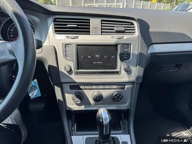 2017 Volkswagen Golf SportWagen Trendline | Connectivity dans Autos et camions dans Tricities/Pitt/Maple - Image 17