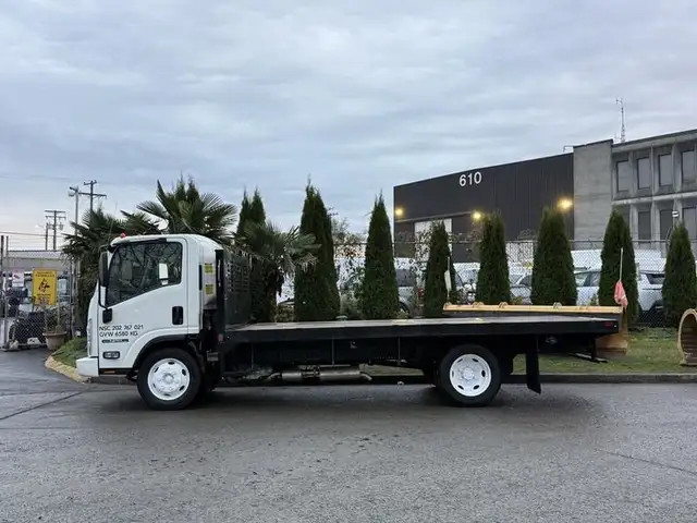 2018 isuzu NPR 16 Foot Flat Deck in Heavy Trucks in Richmond - Image 7
