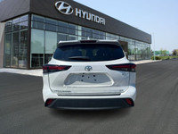 The 2025 Toyota Highlander Hybrid XLE offers a harmonious blend of efficiency, comfort, and advanced... (image 5)