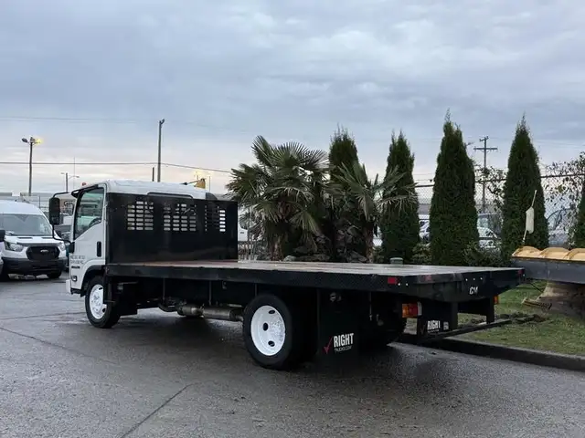 2018 isuzu NPR 16 Foot Flat Deck in Heavy Trucks in Richmond - Image 8