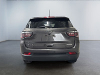Decouvrez ce superbe Jeep Compass North 2022 gris , un VUS compact au style audacieux et aux capacit... (image 5)