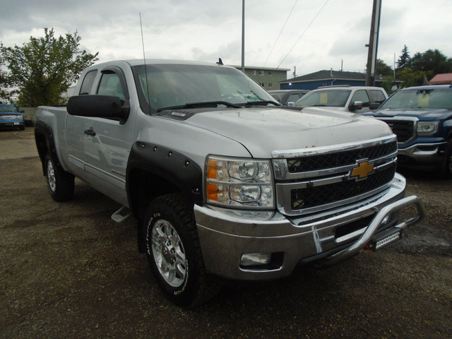 2013 Chevrolet Silverado 2500HD LT 4x4 Extended Cab in Cars & Trucks in Edmonton