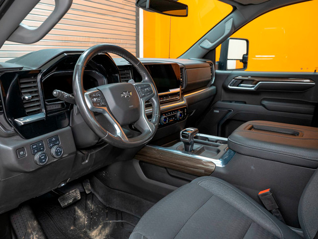 2022 Chevrolet Silverado 1500 RST CREW 4X4 V8 *TOIT* SIÈGES / VO in Cars & Trucks in Laurentides - Image 2