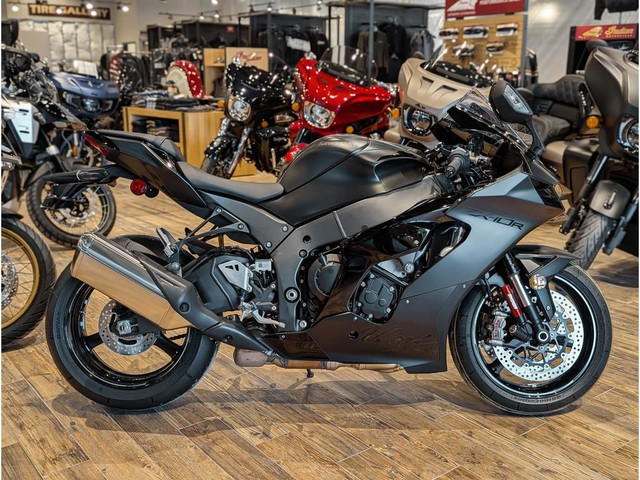 2025 Kawasaki Ninja ZX-10R // Metallic Spark Flat Black/Ebony in Sport Bikes in Winnipeg - Image 2