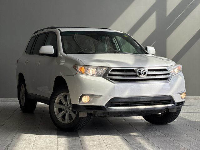 2013 Toyota Highlander | Leather/Captain Chairs | 6 Passenger in Cars & Trucks in Edmonton - Image 2
