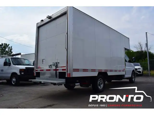 2024 GMC Savana Cube 14 pieds Deck 3500 ** V8 6.6L Essence ** in Cars & Trucks in Laval / North Shore - Image 16