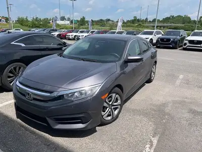 La Honda Civic LX 2017 est une berline compacte réputée pour sa fiabilité, son efficacité énergétiqu...