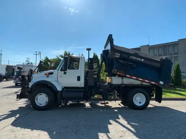 2007 international 7300 Dump Truck With Plow and Spreader Diesel in Heavy Trucks in Richmond - Image 34
