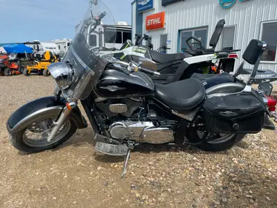 2005 Suzuki Boulevard C50. Priced to sell, motorcycle season is here! 800cc, Saddlebags, Windshield,...