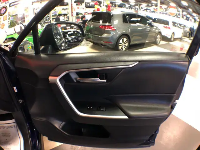 2019 Toyota RAV4 XLE AWD LEATHER SUNROOF L/ASSIST B/SPOT CARPLAY in Cars & Trucks in City of Toronto - Image 29