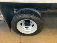 FORD F-550 XL 2014 CUBE 16 PIEDS AVEC ÉLÉVATEUR ARRIERE PORTE DE COTÉ PRET POUR LE TRAVAIL DISPONIBL... (image 4)