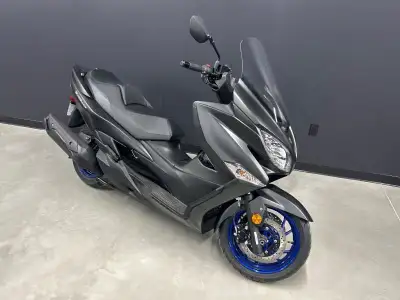 Suzuki Burgman 400 2024 Sophistiquer avec de style mince. De la performance sur demande avec l'injec...