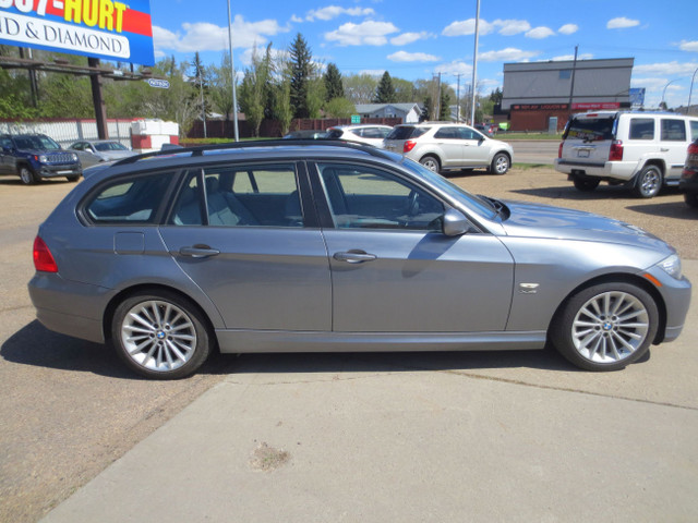 2010 BMW 3 Series 328i xDrive Touring w/ Nav/Bluetooth/USB/Pano  in Cars & Trucks in Edmonton - Image 2