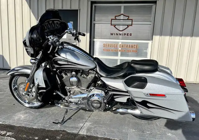 2015 Harley-Davidson FLHXSE - CVO Street Glide in Sport Touring in Winnipeg - Image 3