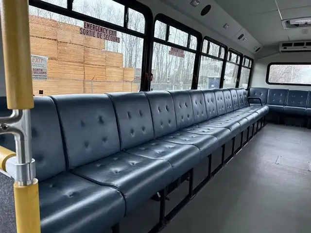 2011 ford F-550 31 Passenger Bus Powerstroke Diesel in Heavy Trucks in Richmond - Image 17