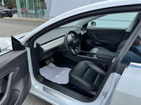 Écran tactile 15 pouces avec interface intuitiveAutopilot de sérieCaméras 360°Capteurs pour conduite... (image 8)