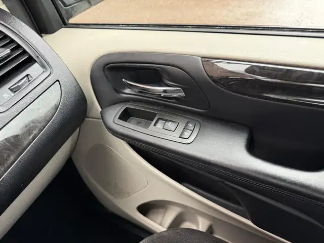 2012 Dodge Grand Caravan SXT | ONE OWNER | STOW N GO | MULTI-FUN in Cars & Trucks in Oshawa / Durham Region - Image 29