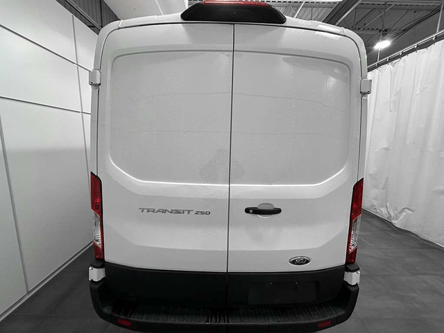 2023 Ford Transit Cargo Van T250 148 MEDIUM ROOF - HAUTEUR DE 6  in Cars & Trucks in Québec City - Image 4