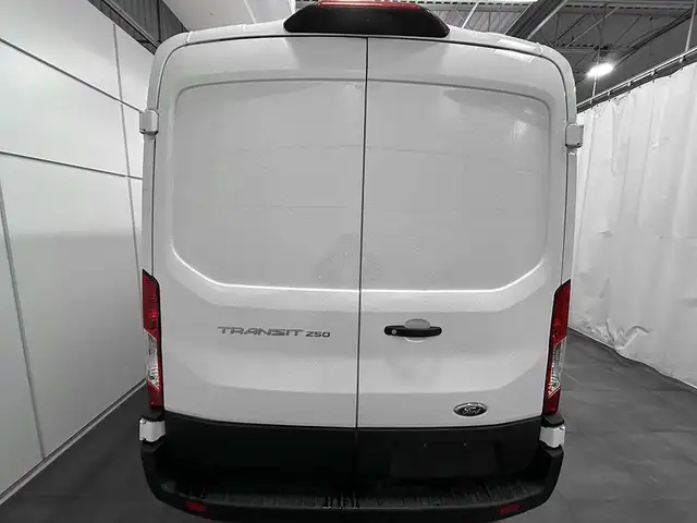 2023 Ford Transit Cargo Van T250 148 MEDIUM ROOF - HAUTEUR DE 6  in Cars & Trucks in Québec City - Image 5