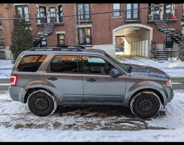 2010 Ford Escape XLT in Cars & Trucks in Sherbrooke - Image 2