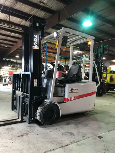 Capacity: 4000LBs Mast: 3 stage upright, 187" lift height, side shift with IHR, Load backrest, 42" p...