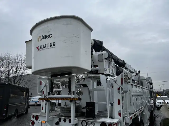 2011 Western Star 4900 Twin Steer DD15 Altec AH85A Bucket Truck in Heavy Trucks in Delta/Surrey/Langley - Image 23