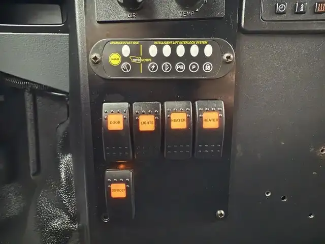 2011 ford F-550 31 Passenger Bus Powerstroke Diesel in Heavy Trucks in Richmond - Image 30
