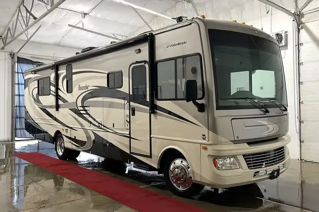 2014 Fleetwood Bounder 35K – Gas-Powered Class A Motorhome. in RVs & Motorhomes in Red Deer - Image 3