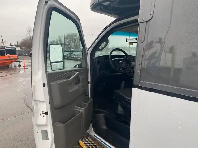 2018 chevrolet Express G4500 21 Passenger Bus With Wheelchair Ac in Heavy Trucks in Richmond - Image 9