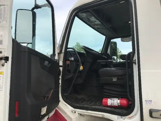 2021 Volvo VNL84300 dans Camions lourds dans Delta/Surrey/Langley - Image 10
