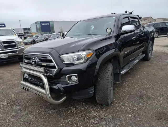 2016 Toyota Tacoma LIMITED in Cars & Trucks in London - Image 3