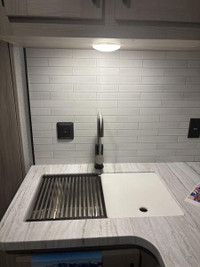 Della Terra DET251RD The perfect couples trailer! This half-ton towable travel trailer measures unde... (image 6)