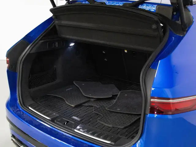 2021 Jaguar F-Pace P400 | R-DYNAMIC S | BLACK PKG | 22 IN WHEELS in Cars & Trucks in Mississauga / Peel Region - Image 9