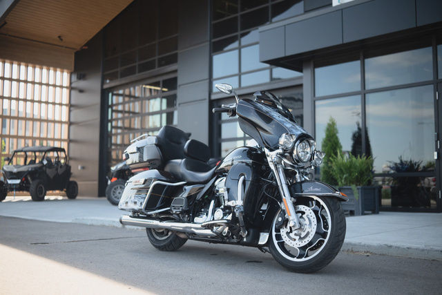 2017 Harley-Davidson ULTRA LIMITED LOW in Street, Cruisers & Choppers in Strathcona County - Image 2