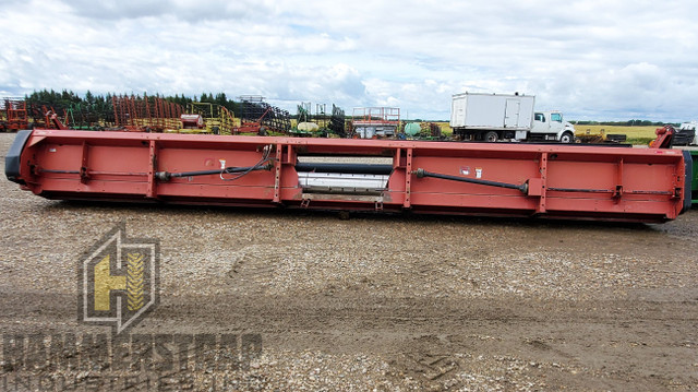 CASE IH 1010 30 Ft Rigid Auger Combine Straight Cut Header in Farming Equipment in Edmonton - Image 4