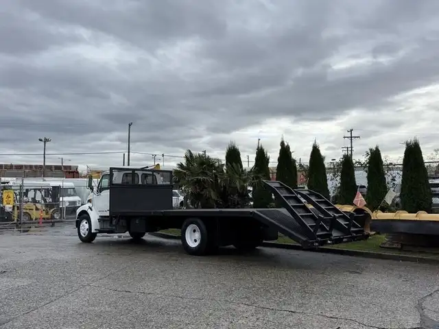 2008 sterling Acterra 20 Foot Flatdeck with Ramp Hydraulic Brake in Heavy Trucks in Richmond - Image 8