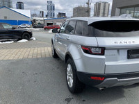 THIS VEHICLE COMES WITH AN ADDITIONAL SET OF WINTER TIRES AND RIMS! The 2019 Range Rover Evoque SE i... (image 9)