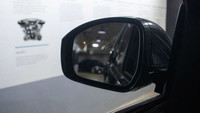 This Land Rover Discovery has a dependable Intercooled Turbo Gas/Electric I-6 3.0 L/183 engine power... (image 9)