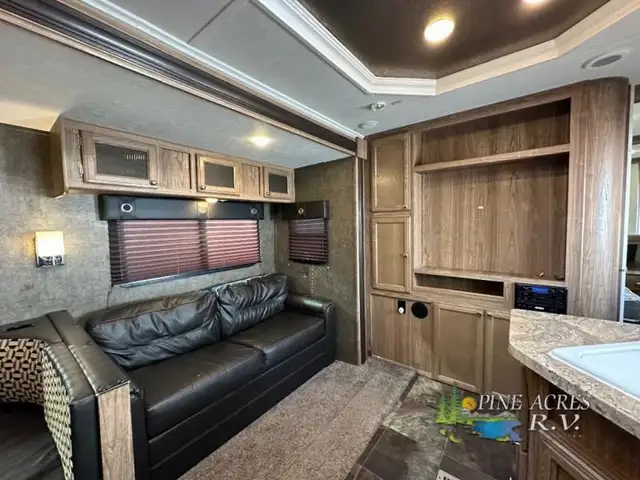 2015 Shasta RVs Revere 32DS in Travel Trailers & Campers in Truro - Image 5