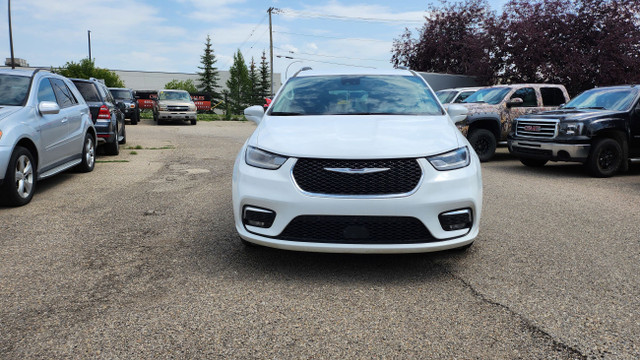 2021 Chrysler Pacifica Touring-L, Leather seats,, Back up Camera in Cars & Trucks in Calgary - Image 2