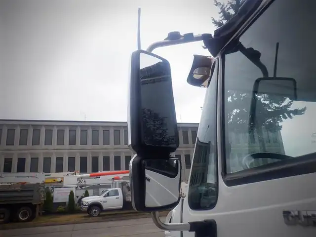 2012 international DuraStar 4300 Welding Service Truck with Air  in Heavy Trucks in Richmond - Image 23