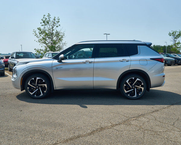 2024 Mitsubishi Outlander GT Hybrid | Leather Seats with Accent in Cars & Trucks in Edmonton - Image 2
