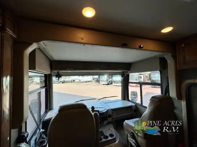 2020 Thor Motor Coach Challenger 37YT Washer & Dryer 12 k Miles in RVs & Motorhomes in Moncton - Image 14