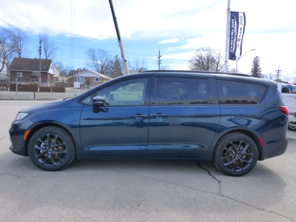 2022 Chrysler Pacifica LIMITED Front-wheel Drive