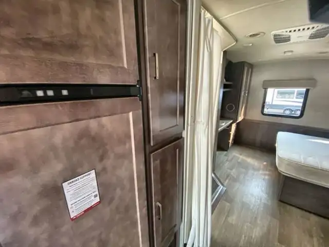 2020 Winnebago Adventurer 30T in RVs & Motorhomes in Abbotsford - Image 18