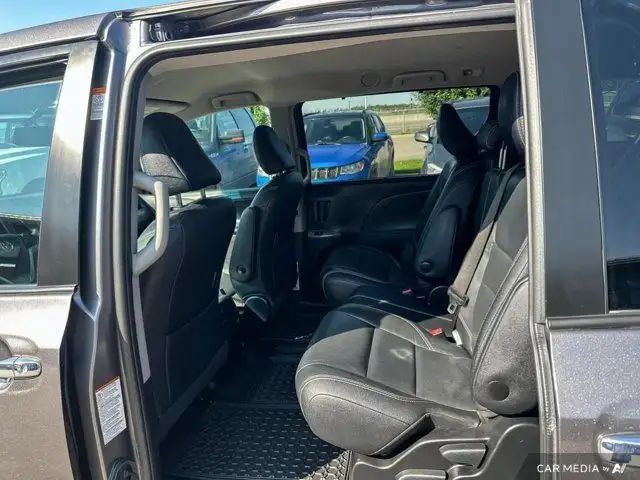 2017 Toyota Sienna SE | Leather | Power Sliding Doors | Back Up in Cars & Trucks in Saskatoon - Image 28