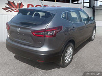This Nissan Qashqai boasts a Regular Unleaded I-4 2.0 L/122 engine powering this Variable transmissi... (image 5)