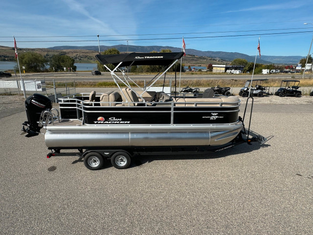 2025 Sun Tracker Sportfish 20 DLX Pontoon Boat in Powerboats & Motorboats in Vernon - Image 3